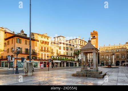 Verona, Italia - 24 agosto 2014: Veduta di Piazza delle Erbe (piazza del mercato) a Verona, (Italia) al mattino. Foto Stock