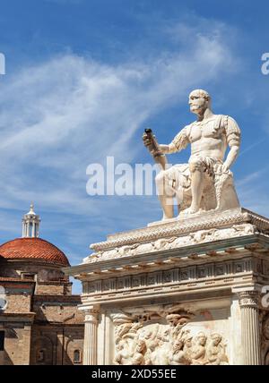 Firenze, Italia - 25 agosto 2014: La statua di Giovanni dalle bande nere (Ludovico di Giovanni de Medici) in Piazza di San Lorenzo. Foto Stock