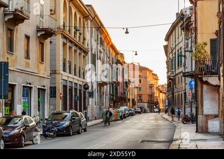 Verona, Italia - 24 agosto 2014: Veduta della stradina nel centro storico di Verona. Facciate di case al sole mattutino. Foto Stock