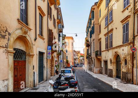 Verona, Italia - 24 agosto 2014: Veduta della stradina nel centro storico di Verona. Facciate di case al sole mattutino. Foto Stock