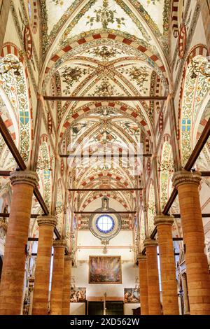 Verona, Italia - 24 agosto 2014: Interno della Basilica di Santa Anastasia a Verona. Foto Stock