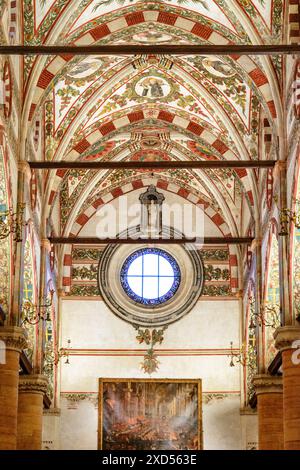 Verona, Italia - 24 agosto 2014: Interno della Basilica di Santa Anastasia a Verona. Foto Stock