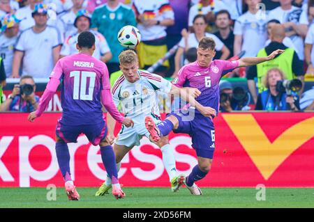 Stoccarda, Germania. 19 giugno 2024. Joshua Kimmich, DFB 6 gareggiano per il pallone, tackle, duello, colpo di testa, zweikampf, azione, lotta contro Andras Schaefer, HUN 13 nella partita a gironi GERMANIA - UNGHERIA 2-0 dei Campionati europei UEFA 2024 il 19 giugno 2024 a Stoccarda, Germania. Fotografo: ddp Images/STAR-Images credito: ddp media GmbH/Alamy Live News Foto Stock