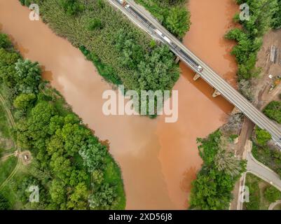 Aiguabarreig (confluenza) dei fiumi Llobregat e Cardener, con acqua torbida dopo piogge primaverili (Bages, Barcelona, ​​Catalonia, Spagna) Foto Stock