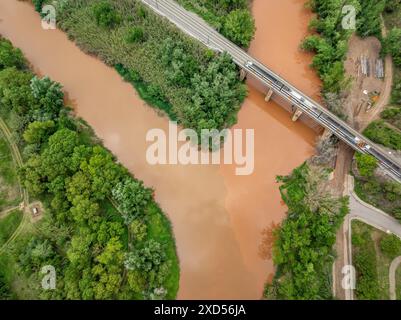 Aiguabarreig (confluenza) dei fiumi Llobregat e Cardener, con acqua torbida dopo piogge primaverili (Bages, Barcelona, ​​Catalonia, Spagna) Foto Stock