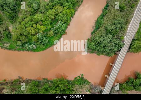 Aiguabarreig (confluenza) dei fiumi Llobregat e Cardener, con acqua torbida dopo piogge primaverili (Bages, Barcelona, ​​Catalonia, Spagna) Foto Stock