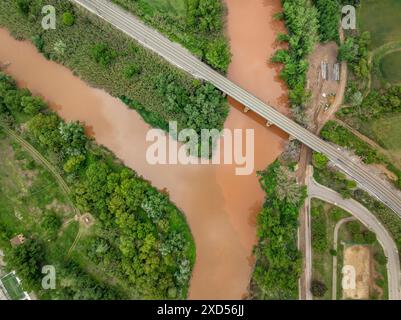 Aiguabarreig (confluenza) dei fiumi Llobregat e Cardener, con acqua torbida dopo piogge primaverili (Bages, Barcelona, ​​Catalonia, Spagna) Foto Stock