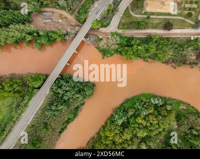 Aiguabarreig (confluenza) dei fiumi Llobregat e Cardener, con acqua torbida dopo piogge primaverili (Bages, Barcelona, ​​Catalonia, Spagna) Foto Stock