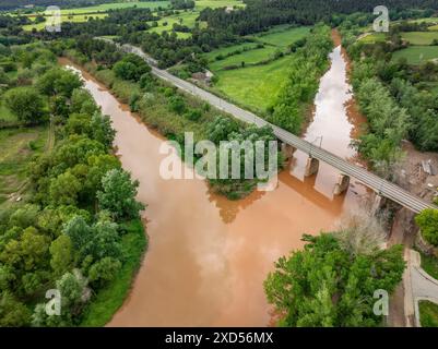 Aiguabarreig (confluenza) dei fiumi Llobregat e Cardener, con acqua torbida dopo piogge primaverili (Bages, Barcelona, ​​Catalonia, Spagna) Foto Stock