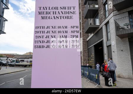 Londra, Regno Unito. 20 giugno 2024. Fuori dallo stadio di Wembley, al negozio di merchandise prima dei concerti del tour di Taylor Swift. Taylor Swift si esibirà al Wembley Stadium per tre notti a giugno (a partire dal 21 giugno) e poi cinque notti ad agosto. Crediti: Stephen Chung / Alamy Live News Foto Stock
