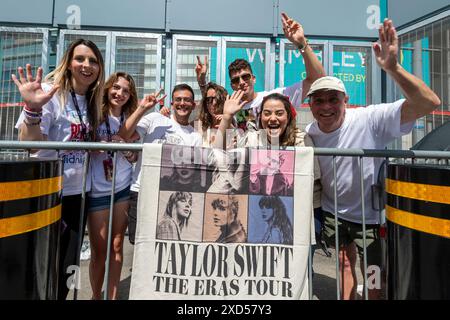 Londra, Regno Unito. 20 giugno 2024. I primi tifosi (Swifties) davanti alla fila VIP pronti ad aspettare la notte fuori dallo stadio di Wembley prima dei concerti del tour di Taylor Swift. Taylor Swift si esibirà al Wembley Stadium per tre notti a giugno (a partire dal 21 giugno) e poi cinque notti ad agosto. Crediti: Stephen Chung / Alamy Live News Foto Stock