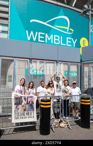 Londra, Regno Unito. 20 giugno 2024. I primi tifosi (Swifties) davanti alla fila VIP pronti ad aspettare la notte fuori dallo stadio di Wembley prima dei concerti del tour di Taylor Swift. Taylor Swift si esibirà al Wembley Stadium per tre notti a giugno (a partire dal 21 giugno) e poi cinque notti ad agosto. Crediti: Stephen Chung / Alamy Live News Foto Stock