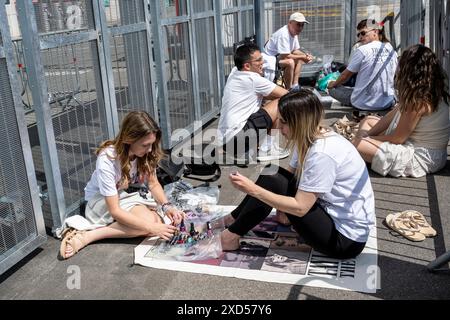 Londra, Regno Unito. 20 giugno 2024. I primi tifosi (Swifties) davanti alla fila VIP pronti ad aspettare la notte fuori dallo stadio di Wembley prima dei concerti del tour di Taylor Swift. Taylor Swift si esibirà al Wembley Stadium per tre notti a giugno (a partire dal 21 giugno) e poi cinque notti ad agosto. Crediti: Stephen Chung / Alamy Live News Foto Stock