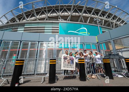 Londra, Regno Unito. 20 giugno 2024. I primi tifosi (Swifties) davanti alla fila VIP pronti ad aspettare la notte fuori dallo stadio di Wembley prima dei concerti del tour di Taylor Swift. Taylor Swift si esibirà al Wembley Stadium per tre notti a giugno (a partire dal 21 giugno) e poi cinque notti ad agosto. Crediti: Stephen Chung / Alamy Live News Foto Stock