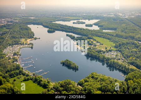 Vista aerea, attività ricreative a Unterbacher SEE, dietro l'Elbsee separata dall'autostrada A46 nella foresta, nube di foschia, Unterbach, Düsseldorf, Foto Stock
