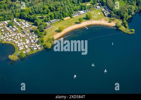 Vista aerea, attività ricreative a Unterbacher SEE, spiaggia sabbiosa a nord e campeggio a nord, barche a vela, Unterbach, Düsseldorf, Renania, Renania settentrionale Foto Stock