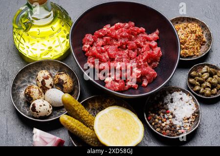 Cottura di una saporita tartare di manzo con cetriolini sottaceto e pane tostato Foto Stock