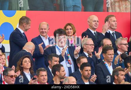 Stoccarda, Germania. 19 giugno 2024. Oben V-l, Aleksander CEFERIN, UEFA Praesident, Olaf Scholz, Bundeskanzler Deutschland mit Ehefrau Britta Ernst Bernd Neuendorf, Presidente DFB Associazione calcistica tedesca, Hans-Joachim Watzke, Amministratore delegato BVB, membro DFB-Praesidium, Vice presidente DFB, nella fase a gironi GERMANIA - UNGHERIA 2-0 dei Campionati europei UEFA 2024 il 19 giugno 2024 a Stoccarda, Germania. Fotografo: ddp Images/STAR-Images credito: ddp media GmbH/Alamy Live News Foto Stock