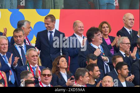 Stoccarda, Germania. 19 giugno 2024. Oben V-l, Viktor Orban, Ministerpraesident von Ungarn Aleksander CEFERIN, UEFA Praesident, Olaf Scholz, Bundeskanzler Deutschland mit Ehefrau Britta Ernst Bernd Neuendorf, Presidente DFB Associazione calcistica tedesca, nella fase a gironi GERMANIA - UNGHERIA 2-0 dei Campionati europei UEFA 2024 il 19 giugno 2024 a Stoccarda, GERMANIA. Fotografo: ddp Images/STAR-Images credito: ddp media GmbH/Alamy Live News Foto Stock