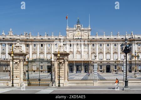 Il Palazzo reale di Madrid e la porta di Plaza de la Armeria (Piazza dell'Armeria) in Spagna. Madrid è una popolare destinazione turistica. Foto Stock