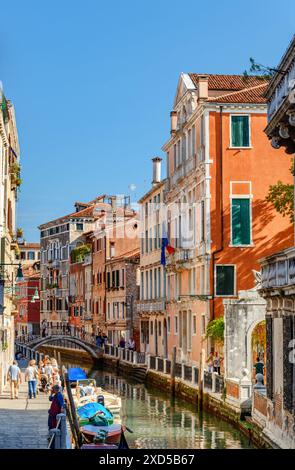 Vista del Canale Rio Marin e del Ponte cappello dei Garzoti dal Ponte de la Bergami a Venezia. Venezia è una popolare destinazione turistica Foto Stock