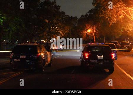 Oakland, Stati Uniti. 19 giugno 2024. Il numero di veicoli della polizia è visto sulla scena. La sera del 19 giugno, un incidente di sparatoria viene segnalato dalla California Highway Patrol e dal dipartimento di polizia di Oakland. A seguito di una presunta celebrazione di giugno, c'è una forte presenza della polizia nell'area del lago Merritt. Il dipartimento di polizia di Oakland indaga sulla scena e conferma che sono state sparate molte persone. Credito: SOPA Images Limited/Alamy Live News Foto Stock