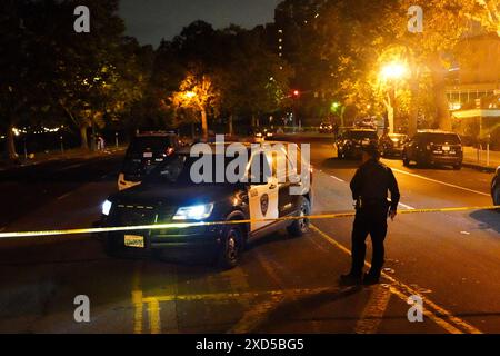 Oakland, Stati Uniti. 19 giugno 2024. Gli agenti di polizia indagano sulla scena del crimine dopo che sono state sparate a più persone. La sera del 19 giugno, un incidente di sparatoria viene segnalato dalla California Highway Patrol e dal dipartimento di polizia di Oakland. A seguito di una presunta celebrazione di giugno, c'è una forte presenza della polizia nell'area del lago Merritt. Il dipartimento di polizia di Oakland indaga sulla scena e conferma che sono state sparate molte persone. Credito: SOPA Images Limited/Alamy Live News Foto Stock