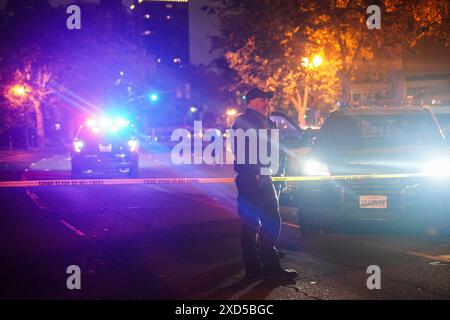 Oakland, Stati Uniti. 19 giugno 2024. Gli agenti di polizia indagano sulla scena del crimine dopo che sono state sparate a più persone. La sera del 19 giugno, un incidente di sparatoria viene segnalato dalla California Highway Patrol e dal dipartimento di polizia di Oakland. A seguito di una presunta celebrazione di giugno, c'è una forte presenza della polizia nell'area del lago Merritt. Il dipartimento di polizia di Oakland indaga sulla scena e conferma che sono state sparate molte persone. Credito: SOPA Images Limited/Alamy Live News Foto Stock