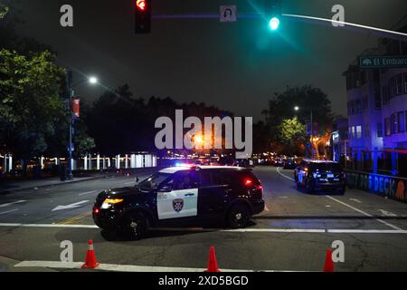 Oakland, Stati Uniti. 19 giugno 2024. Diversi veicoli della polizia sono visti sulla scena della sparatoria. La sera del 19 giugno, un incidente di sparatoria viene segnalato dalla California Highway Patrol e dal dipartimento di polizia di Oakland. A seguito di una presunta celebrazione di giugno, c'è una forte presenza della polizia nell'area del lago Merritt. Il dipartimento di polizia di Oakland indaga sulla scena e conferma che sono state sparate molte persone. Credito: SOPA Images Limited/Alamy Live News Foto Stock