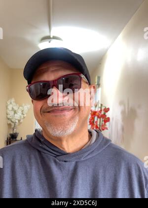 Ritratto di un uomo al chiuso Foto Stock
