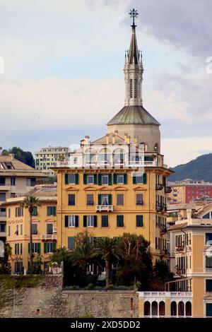 Vista panoramica della guglia decorativa della Chiesa del Sacro cuore e di San Giacomo, Genova, (Chiesa del Sacro cuore e San Giacomo, Genova), aprile 2024. Foto Stock
