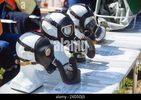 Maschere antigas sulla testa del manichino. Foto Stock