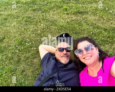 Ritratto di due turisti in erba, Windsor, Ontario, Canada Foto Stock