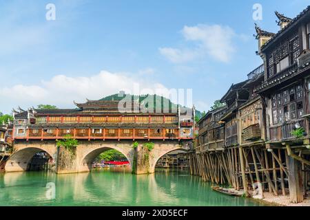 Il Ponte di Hong (Ponte dell'Arcobaleno) sul fiume Tuojiang (fiume tuo Jiang) e le antiche e autentiche case cinesi in legno lungo il fiume. Foto Stock