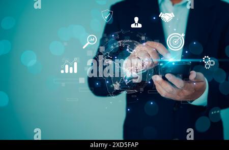 Tecnologia delle applicazioni di connessione Internet globale per le aziende e marketing digitale, uomo d'affari che utilizza smartphone mobili, servizi finanziari e bancari, digitale Foto Stock
