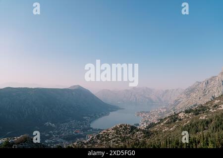Vista della baia di Cattaro tra le alte montagne contro il cielo blu. Montenegro Foto Stock