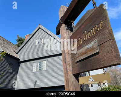 Un cartello di fronte alla Witch House di Salem, Massachusetts, è decorato con zucche e gambi di mais per Halloween in un giorno d'autunno. Foto Stock