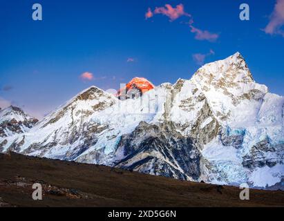 Vista serale ravvicinata del Monte Everest. Valle di Khumbu, Solukhumbu, parco nazionale di Sagarmatha, Nepal Foto Stock