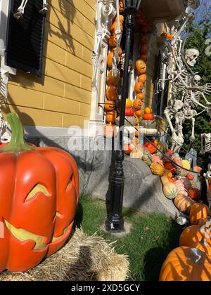 In un giorno d'autunno, una casa storica a Salem, Massachusetts, è decorata con zucche e decorazioni autunnali appena prima di Halloween Foto Stock