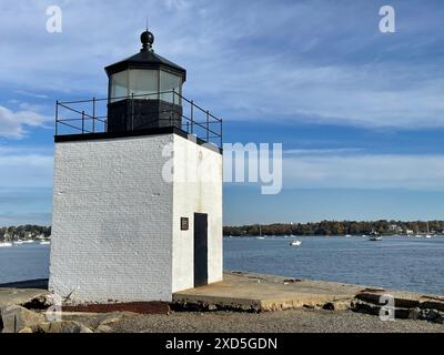 Il piccolo faro quadrato di Derby Inlet si trova alla fine di un molo, parte del Salem Maritime Historical Park a Salem, Massachusetts Foto Stock