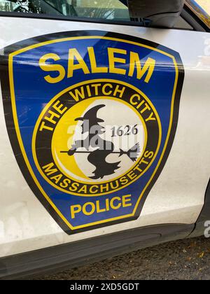 Un'auto della polizia a Salem, Massachusetts, mostra l'emblema della città, con una strega su una scopa volante Foto Stock