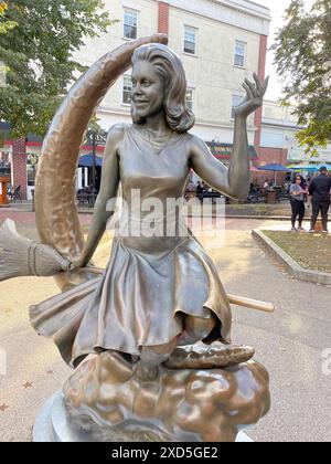 Una scultura nel centro di Salem Massachusetts onora l'attrice Elizabeth Montgomery che ha interpretato una strega di nome Samantha nello show televisivo Bewitched Foto Stock