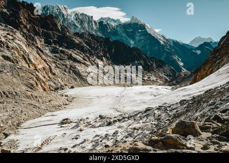 Le montagne dell'Himalaya Cho la glacier passano per Gokyo Ri. Team nepalese cliente turistico leader nel trekking ufficiale del parco nazionale di Sagarmatha Foto Stock