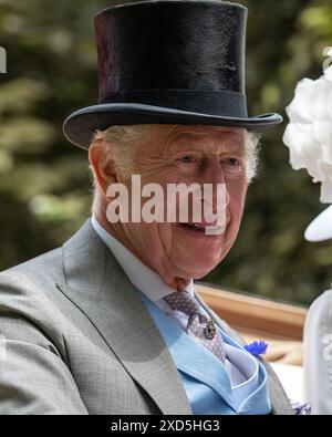 Ascot, Regno Unito 20 giugno 2024 Re Carlo, sorridente e ben guardato, accompagnato dalla Regina Camilla nella carrozza principale nella tradizionale Processione reale tra Windsor e l'Ascot Racecourse for Ladies Day crediti: MartinJPalmer/Alamy Live News Foto Stock