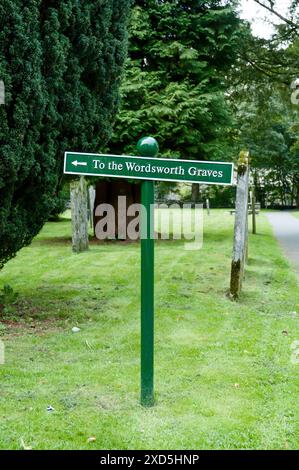 Un cartello indica la strada per le tombe della famiglia Wordsworth nella chiesa di St Oswald, Grasmere Lake District, Cumbria Foto Stock