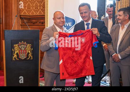 Hamburk, Germania. 20 giugno 2024. Christoph Holstein, Consigliere di Stato del Ministero degli interni e dello Sport della città di Amburgo (2° da sinistra), riceve i rappresentanti della nazionale ceca di calcio presso il municipio durante il Campionato europeo UEFA Euro 2024, ad Amburgo, in Germania, il 20 giugno 2024. Petr Fousek (a sinistra), presidente della federazione calcistica ceca, gli ha consegnato la maglia nazionale. Crediti: Vit Simanek/CTK Photo/Alamy Live News Foto Stock