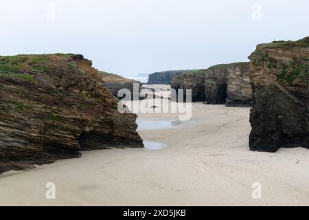 Vista maestosa di Playa de las Catedrales a Ribadeo, con formazioni rocciose uniche e una tranquilla spiaggia di sabbia. Galizia - Spagna Foto Stock