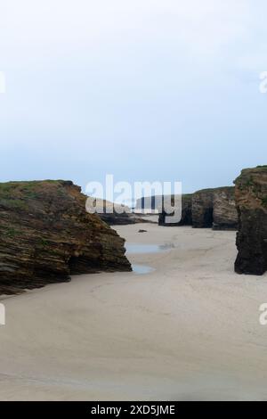 Vista maestosa di Playa de las Catedrales a Ribadeo, con formazioni rocciose uniche e una tranquilla spiaggia di sabbia. Galizia - Spagna Foto Stock