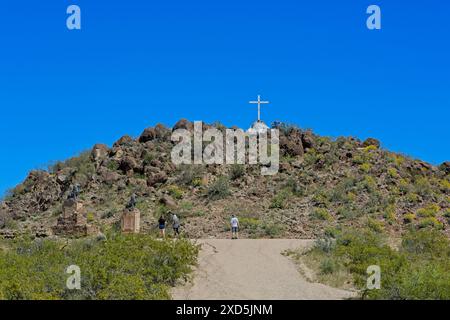 Crucifix in cima alla Grotto Hill adiacente alla missione San Xavier del Bac - Tucson Arizona, aprile 2024 Foto Stock