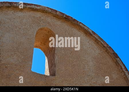 L'antico muro di sicurezza rivestito in stucco intorno al cortile della chiesa di San Xavier del Bac Mission Foto Stock